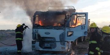 UN CAMIÓN TOCÓ UNA LÍNEA DE MEDIA TENSION Y DEJÓ SIN LUZ A BAHÍA