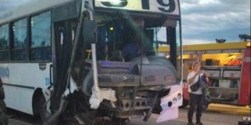 UNA PERSONA MURIÓ LUEGO DE UN CHOQUE ENTRE UN AUTO Y UN COLECTIVO DE LA LÍNEA 319