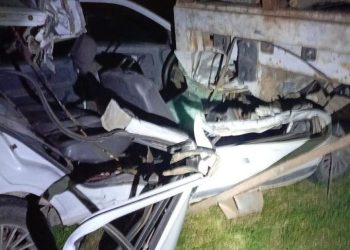 CERCA DE MEDANOS UN AUTO SE INCRUSTÓ DEBAJO DE UN SEMIRREMOLQUE EN LA RUTA 22