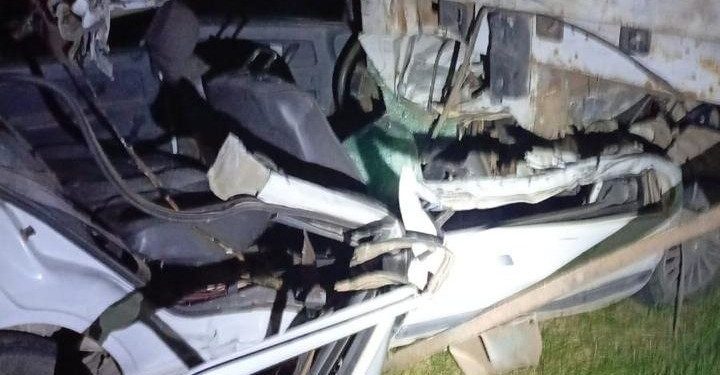 CERCA DE MEDANOS UN AUTO SE INCRUSTÓ DEBAJO DE UN SEMIRREMOLQUE EN LA RUTA 22