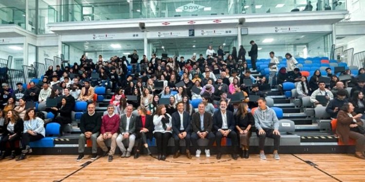 DOW Y EL MUNICIPIO ENTREGARON 350 NOTEBOOKS A ESCUELAS PÚBLICAS DE BAHÍA BLANCA