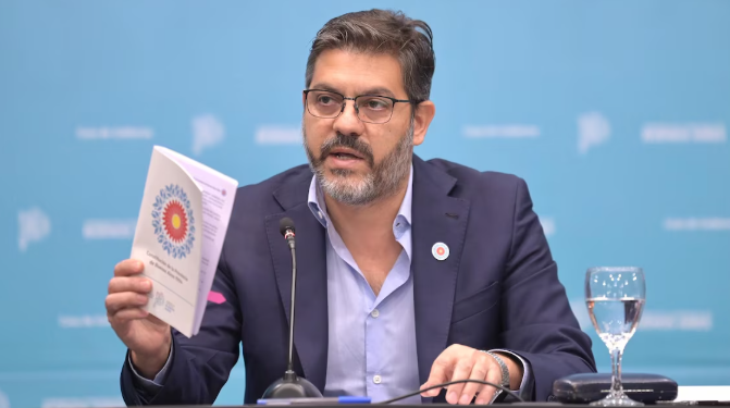 LA MANO DERECHA DE AXEL KICILLOF SE NEGÓ A HACERSE UN TEST DE ALCOHOLEMIA Y LE RETUVIERON LA LICENCIA