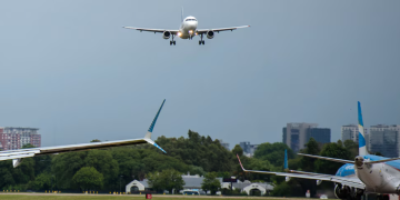 EN EL PRIMER TRIMESTRE VOLARON DENTRO DE ARGENTINA 598.000 PERSONAS MÁS QUE EL AÑO PASADO