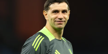 LA FOTO DE DIBU MARTÍNEZ QUE DISPARÓ LOS RUMORES SOBRE SU FUTURO