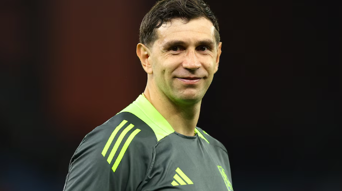 LA FOTO DE DIBU MARTÍNEZ QUE DISPARÓ LOS RUMORES SOBRE SU FUTURO