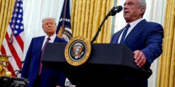 EL SECRETARIO DE SALUD DE TRUMP LLEGA AL PAÍS Y MILEI LO RECIBIRÁ EL MARTES EN LA CASA ROSADA