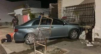 UN AUTOMOVILISTA CHOCÓ CONTRA EL FRENTE DE UNA CASA Y ESCAPÓ