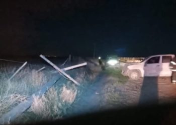 UNA CAMIONETA IMPACTO CONTRA UN POSTE EN CERCANÍAS DE STROEDER