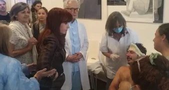 CRISTINA KIRCHNER ASISTIÓ A UN DIRIGENTE HERIDO LUEGO DE LA REPRESIÓN EN LA PROTESTA DE JUBILADOS