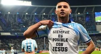 RACING GOLEÓ A COLO COLO Y VIDAL FUE EXPULSADO DE UNA FORMA INSOLITA