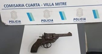 QUISO ESCONDERSE DE LA POLICÍA PORQUE LLEVABA UN REVOLVER, PERO FUE CAPTURADO