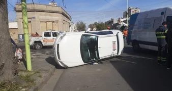 EL TAXISTA QUE VOLCÓ EN EL MACROCENTRO DIO POSITIVO DE ESTUPEFACIENTES
