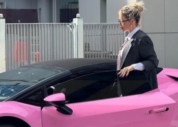 WANDA NARA LLEGÓ A LA AUDIENCIA DE DIVORCIO EN UN LAMBORGHINI ROSA Y UN LOOK MUY AMBER HEARD