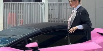 WANDA NARA LLEGÓ A LA AUDIENCIA DE DIVORCIO EN UN LAMBORGHINI ROSA Y UN LOOK MUY AMBER HEARD