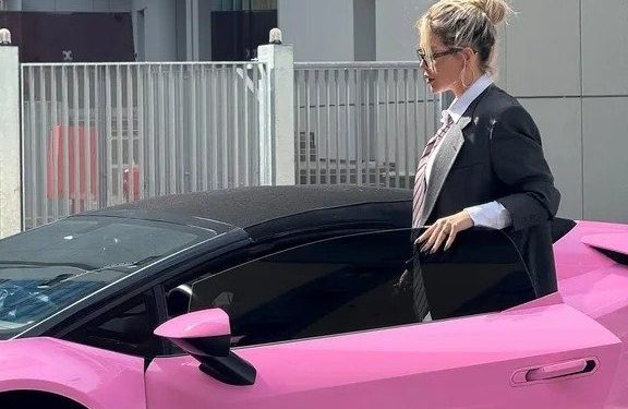 WANDA NARA LLEGÓ A LA AUDIENCIA DE DIVORCIO EN UN LAMBORGHINI ROSA Y UN LOOK MUY AMBER HEARD