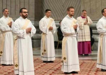 LEÓN XIV LLAMÓ A LOS NUEVOS SACERDOTES A «DER CREÍBLES» Y «SANAR UNA IGLESIA HERIDA»