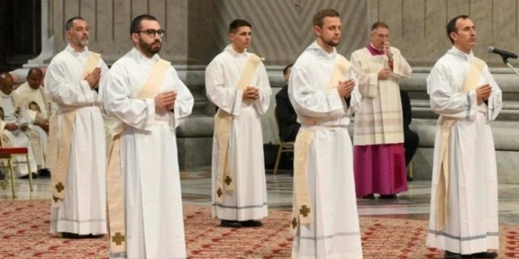 LEÓN XIV LLAMÓ A LOS NUEVOS SACERDOTES A «DER CREÍBLES» Y «SANAR UNA IGLESIA HERIDA»
