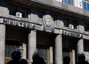 LUIS CAPUTO SE REUNIÓ CON LOS SUPERMERCADOS EN MEDIO DE LA TENSIÓN POR LOS AUMENTOS DE PRECIOS DE LOS ALIMENTOS