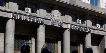 LUIS CAPUTO SE REUNIÓ CON LOS SUPERMERCADOS EN MEDIO DE LA TENSIÓN POR LOS AUMENTOS DE PRECIOS DE LOS ALIMENTOS