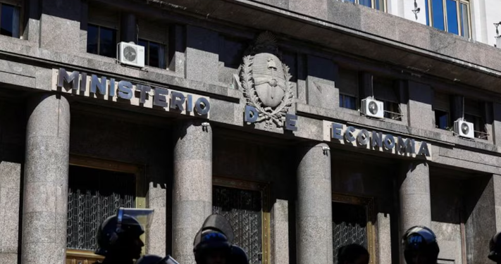 LUIS CAPUTO SE REUNIÓ CON LOS SUPERMERCADOS EN MEDIO DE LA TENSIÓN POR LOS AUMENTOS DE PRECIOS DE LOS ALIMENTOS