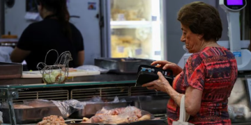 SALARIOS: SEGÚN EL GOBIERNO, EN LOS ÚLTIMOS TRES MESES CAYÓ EL PODER DE COMPRA A PESAR DE LA MENOR INFLACIÓN