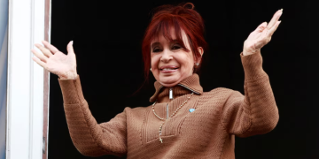 CRISTINA VOLVIÓ A SALUDAR A LA MILITANCIA DESDE EL BALCÓN DE SU CASA TRAS EL DESALOJO DE LA POLICÍA DE LA CIUDAD