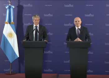 EL GOBIERNO PRESENTÓ EL PROYECTO DE LEY PARA IMPULSAR EL USO DE LOS DÓLARES «DEL COLCHÓN»