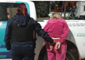 ALCOHOLIZADA PRODUJO DISTURBIOS EN LA CALLE Y ROMPIÓ UNA VENTANA DE LA COMISARÍA