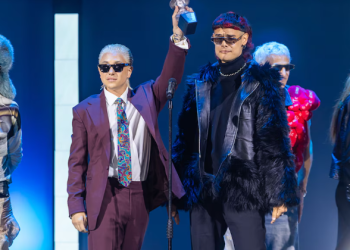 ENTRE BESOS, ABRAZOS Y GRITOS, CA7RIEL & PACO AMOROSO FESTEJARON EL GARDEL DE ORO