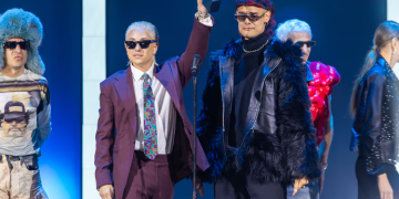 ENTRE BESOS, ABRAZOS Y GRITOS, CA7RIEL & PACO AMOROSO FESTEJARON EL GARDEL DE ORO