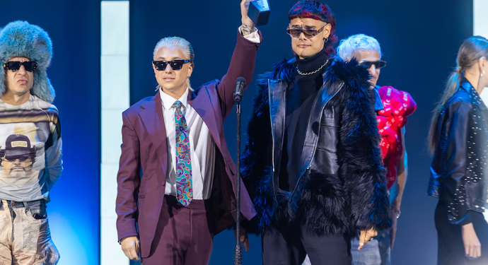 ENTRE BESOS, ABRAZOS Y GRITOS, CA7RIEL & PACO AMOROSO FESTEJARON EL GARDEL DE ORO