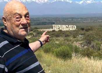 LICENCIADO EN TURISMO A LOS 82 AÑOS: SE RECIBE EL GRADUADO DE MAYOR EDAD DE LA UNS