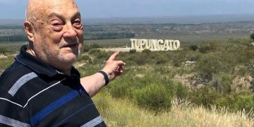 LICENCIADO EN TURISMO A LOS 82 AÑOS: SE RECIBE EL GRADUADO DE MAYOR EDAD DE LA UNS