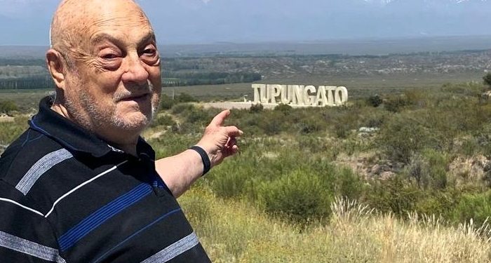 LICENCIADO EN TURISMO A LOS 82 AÑOS: SE RECIBE EL GRADUADO DE MAYOR EDAD DE LA UNS