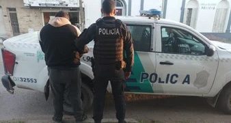 UN HOMBRE FUE CAPTURADO LUEGO DE GOLPEAR Y ROBARLE A MENORE PARA LUEGO ESCAPAR EN UNA CAMIONETA