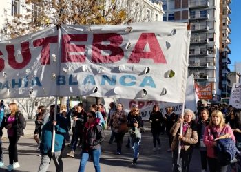 DOCENTES DE SUTEBA BAHÍA BLANCA REALIZAN UN PARO Y MOVILIZACIÓN EXIGIENDO MEJORAS SALARIALES