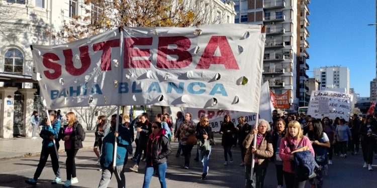 DOCENTES DE SUTEBA BAHÍA BLANCA REALIZAN UN PARO Y MOVILIZACIÓN EXIGIENDO MEJORAS SALARIALES