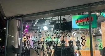 PINTADAS EN LA PUERTA DE OLGA EN DEFENSA DE CRISTINA KIRCHNER