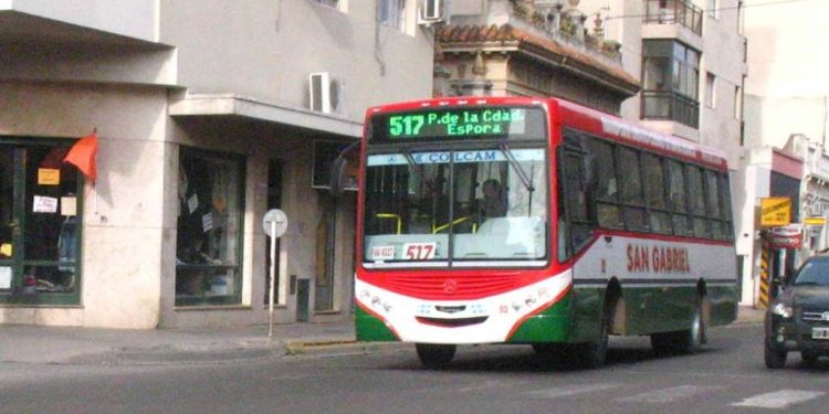 UN HOMBRE DE 61 AÑOS MURIÓ CUADO VIAJABA EN UN COLECTIVO DE LÍNEA