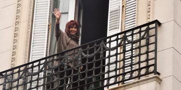 CRISTINA CRITICÓ EL MODELO ECONOMICO DE MILEI: «LOS DOLARES SE VAN Y LAS INVERSIONES NO LLEGAN»