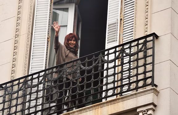 CRISTINA CRITICÓ EL MODELO ECONOMICO DE MILEI: «LOS DOLARES SE VAN Y LAS INVERSIONES NO LLEGAN»