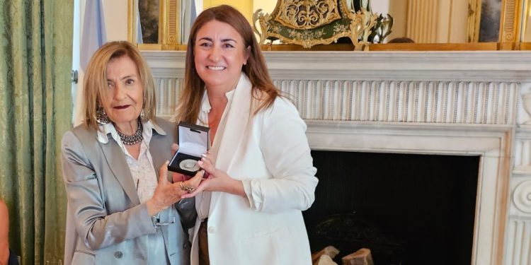 PREMIO RAÍCES PARA UNA CIENTÍFICA BAHIENSE GRADUADA EN LA UNS