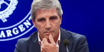 EL GOBIERNO SALIÓ A PONERLE UN TECHO DE $1300 AL DÓLAR OFICIAL PARA EVITAR UN IMPACTO SOBRE LA INFLACIÓN