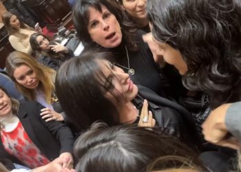 EN UNA SESIÓN QUE TERMINÓ EN ESCÁNDALO, LA OPOSICIÓN AVANZÓ CON DOS TEMAS INCÓMODOS PARA EL GOBIERNO