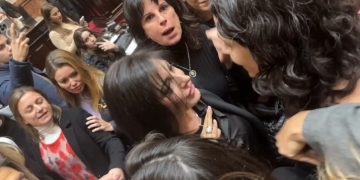 EN UNA SESIÓN QUE TERMINÓ EN ESCÁNDALO, LA OPOSICIÓN AVANZÓ CON DOS TEMAS INCÓMODOS PARA EL GOBIERNO