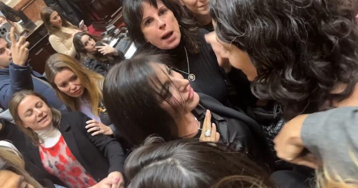 EN UNA SESIÓN QUE TERMINÓ EN ESCÁNDALO, LA OPOSICIÓN AVANZÓ CON DOS TEMAS INCÓMODOS PARA EL GOBIERNO