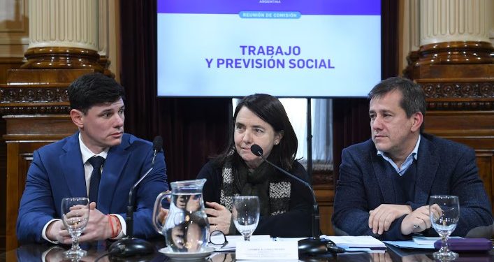 EN MEDIO DE UN PAPELÓN, AVANZÓ EN EL SENADO LA DISCUSIÓN DE LA LEY QUE MEJORA LAS JUBILACIONES