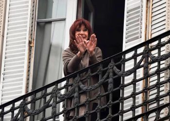 UN VECINO DE CRISTINA PUSO UN DISCURSO DE MILEI A TODO VOLUMEN Y LOS MILITANTES LO INSULTARON, INTERVINO LA POLICIA