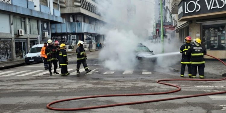 UN AUTO SE PRENDIO FUEGO EN EL CENTRO DE BAHÍA BLANCA