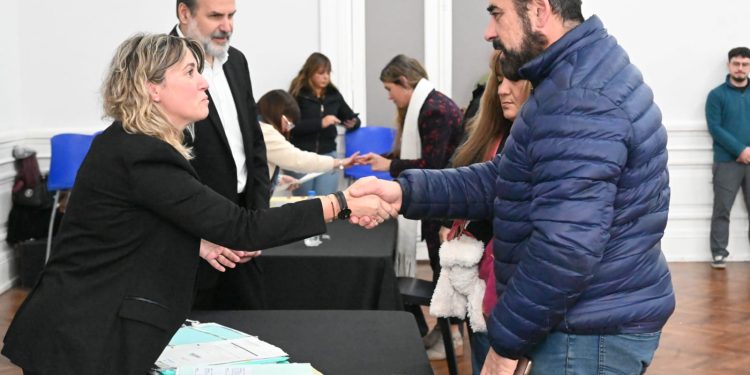 MÁS DE 100 VECINOS FIRMARON SU ESCRITURA